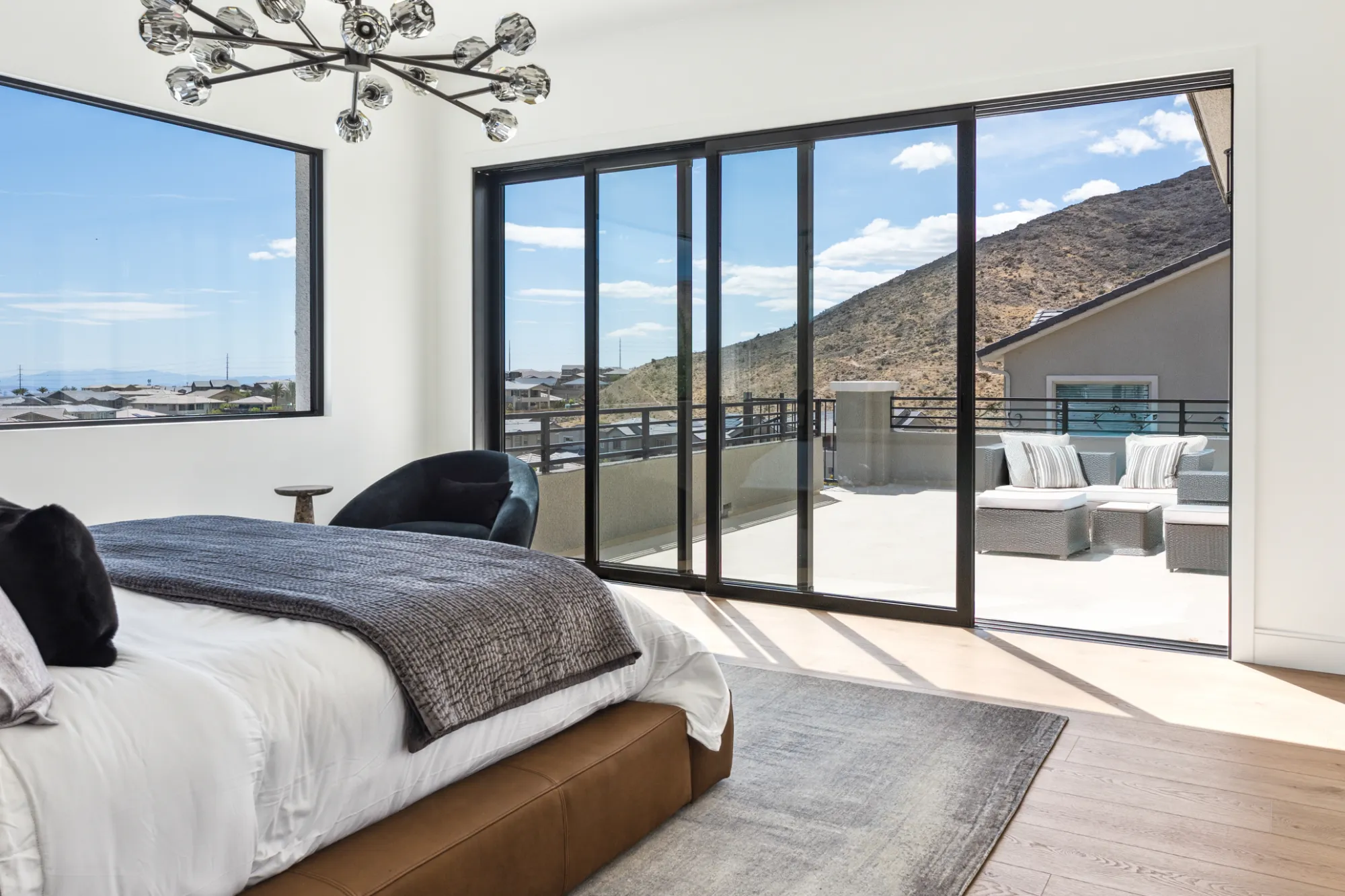 Obsidian_slinging-door