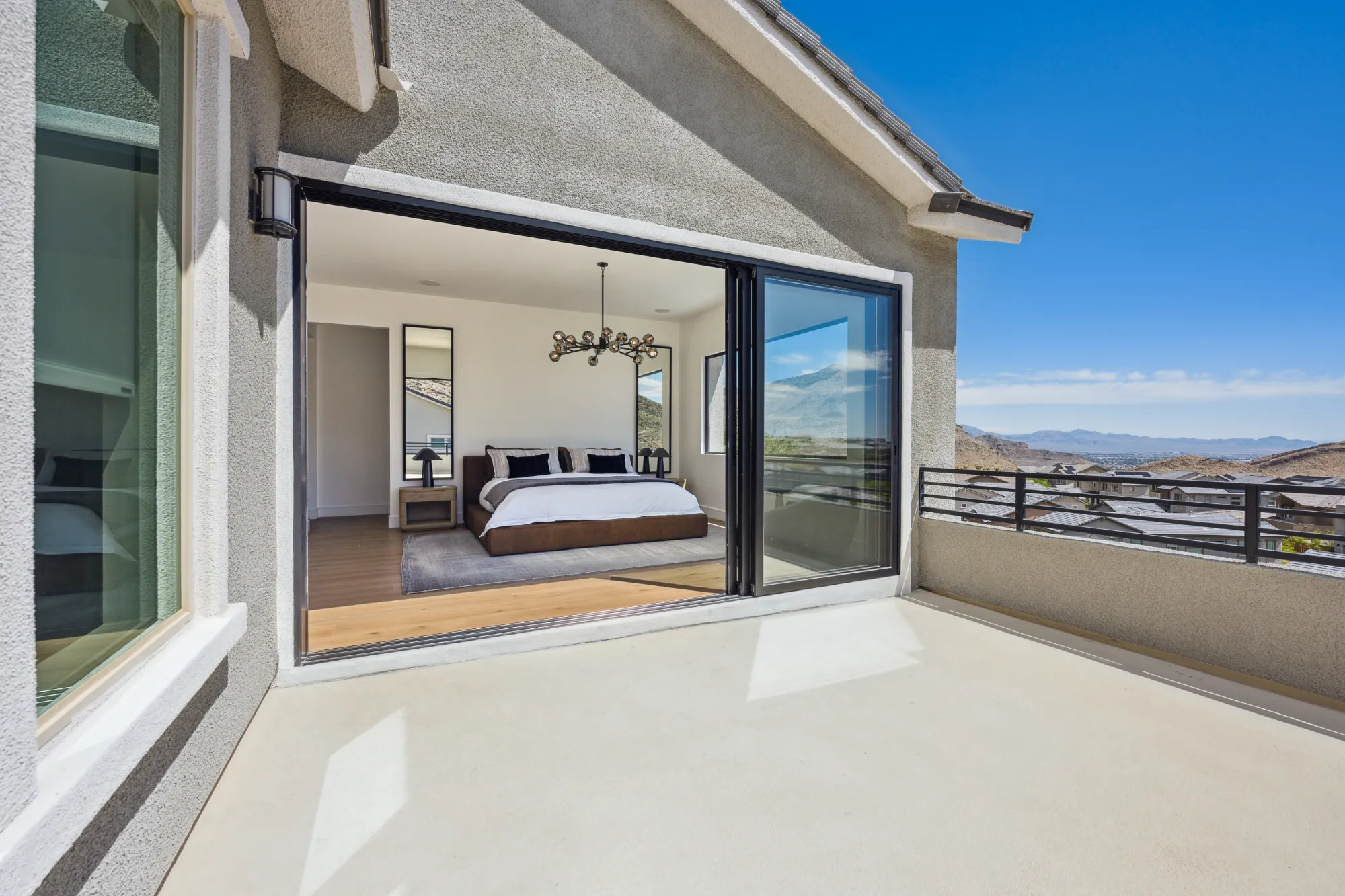 Obsidian_slinging-door